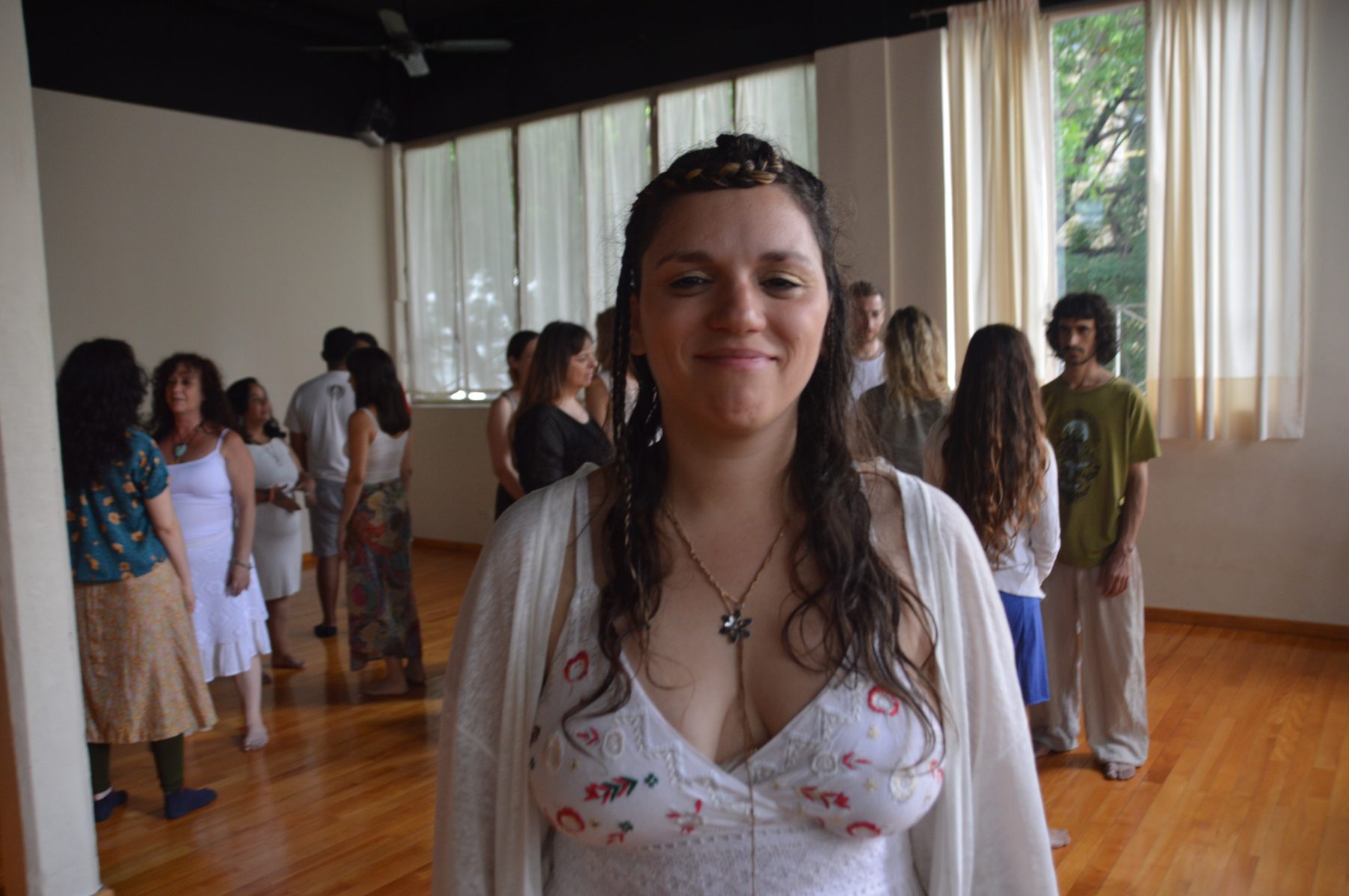 Nuria Pucci sonriendo durante un encuentro