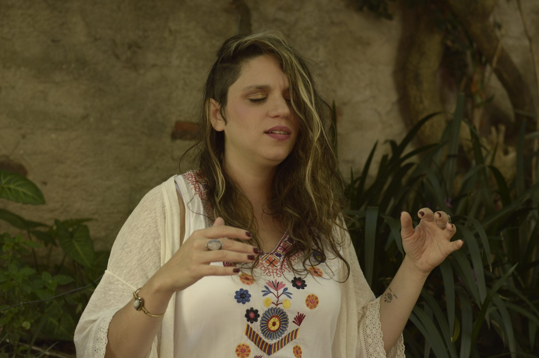 Nuria Pucci en una práctica energética de Reiki Vocal