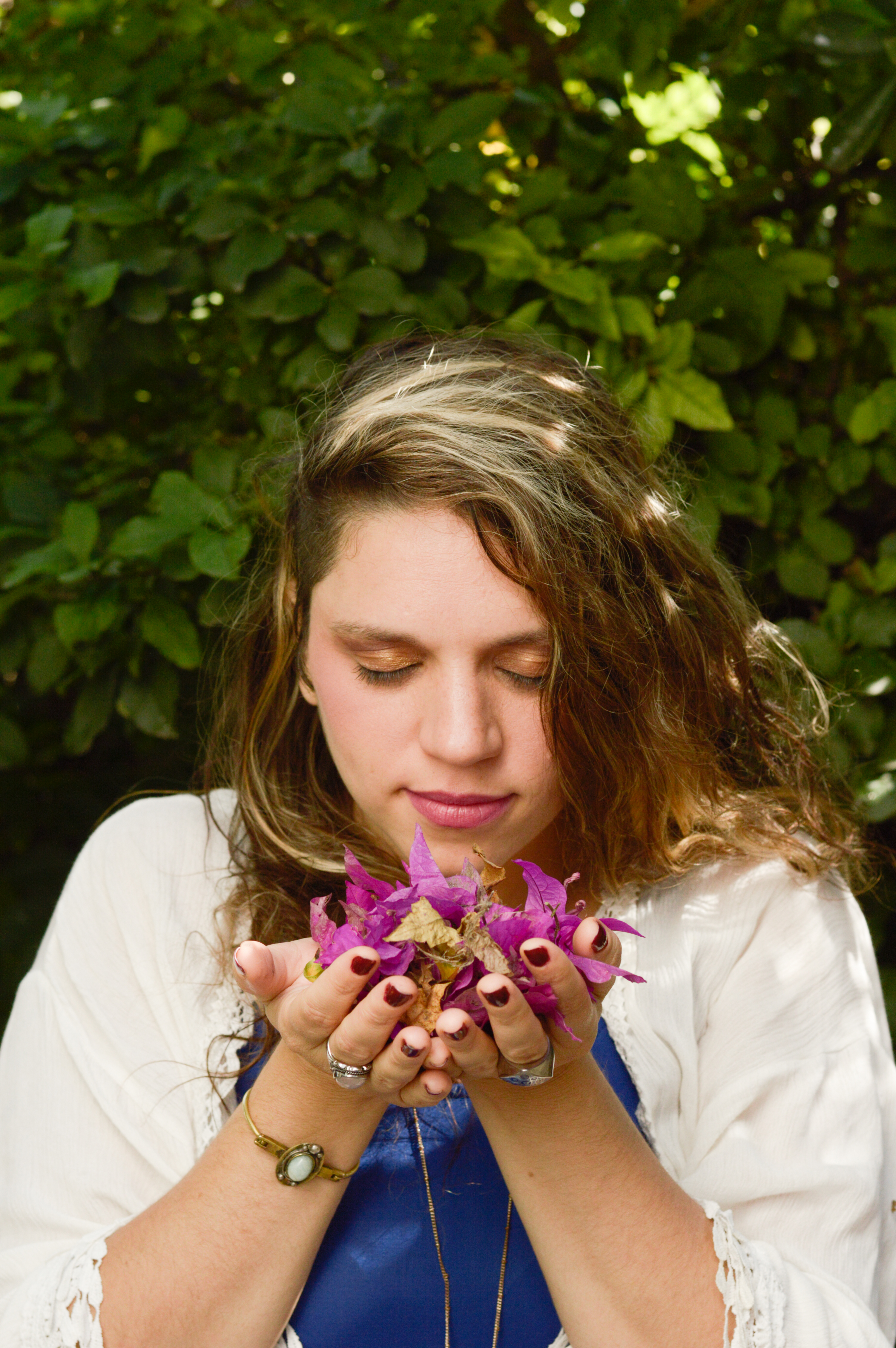 Nuria Pucci en calma, sosteniendo flores